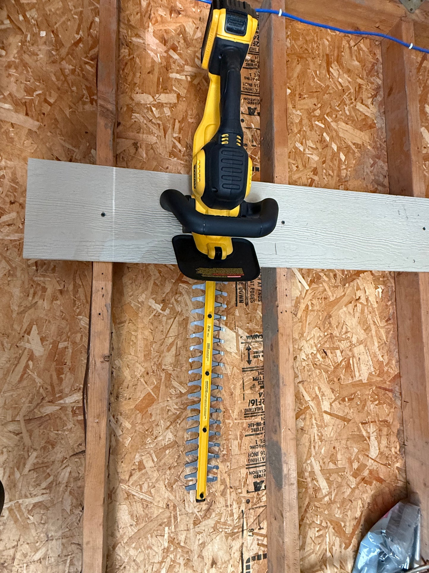 DeWalt Hedger Wall Mount – Heavy-Duty Storage Solution for Your Garage or Shop