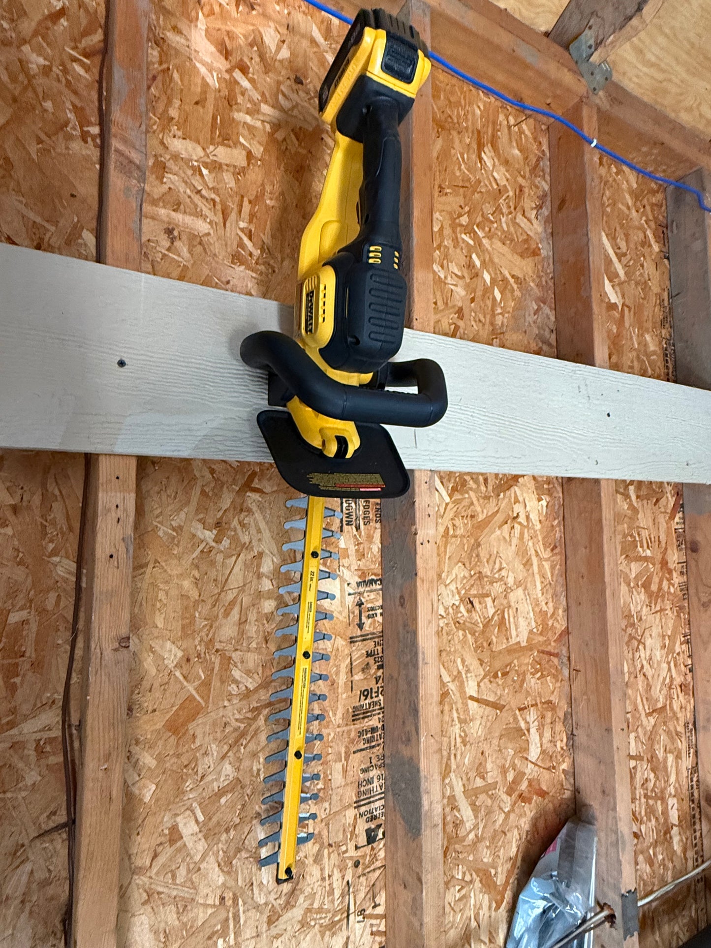 DeWalt Hedger Wall Mount – Heavy-Duty Storage Solution for Your Garage or Shop